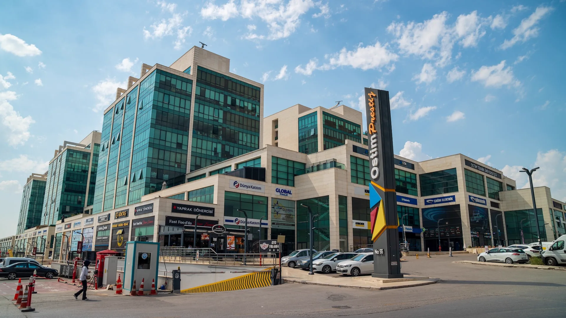 Ostim Prestij ana girişi ve proje tabelasının gerçek fotoğrafı