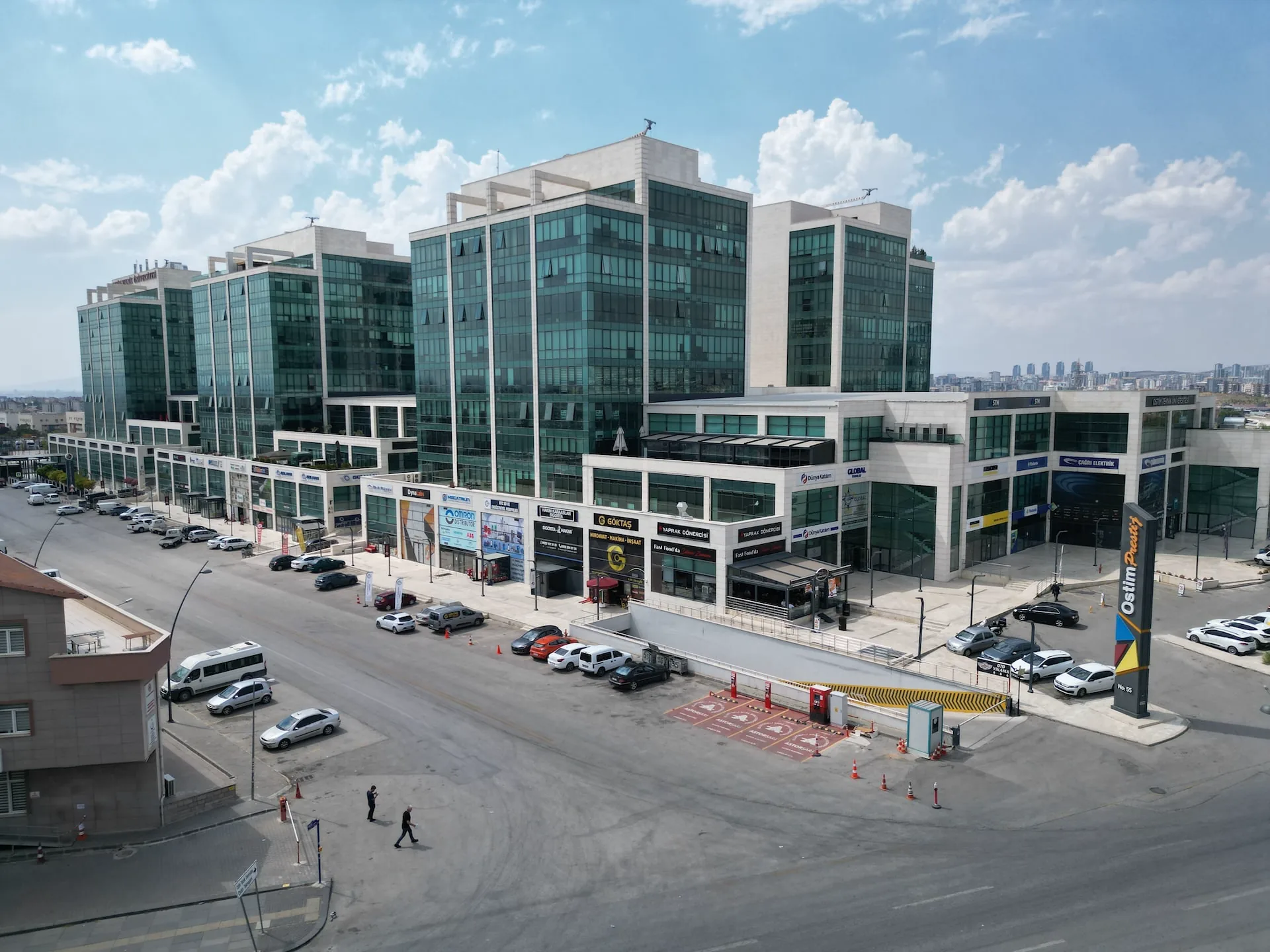 Ostim Prestij bloklarının ve ortak avlusunun yükseltilmiş açıdan gerçek fotoğrafı