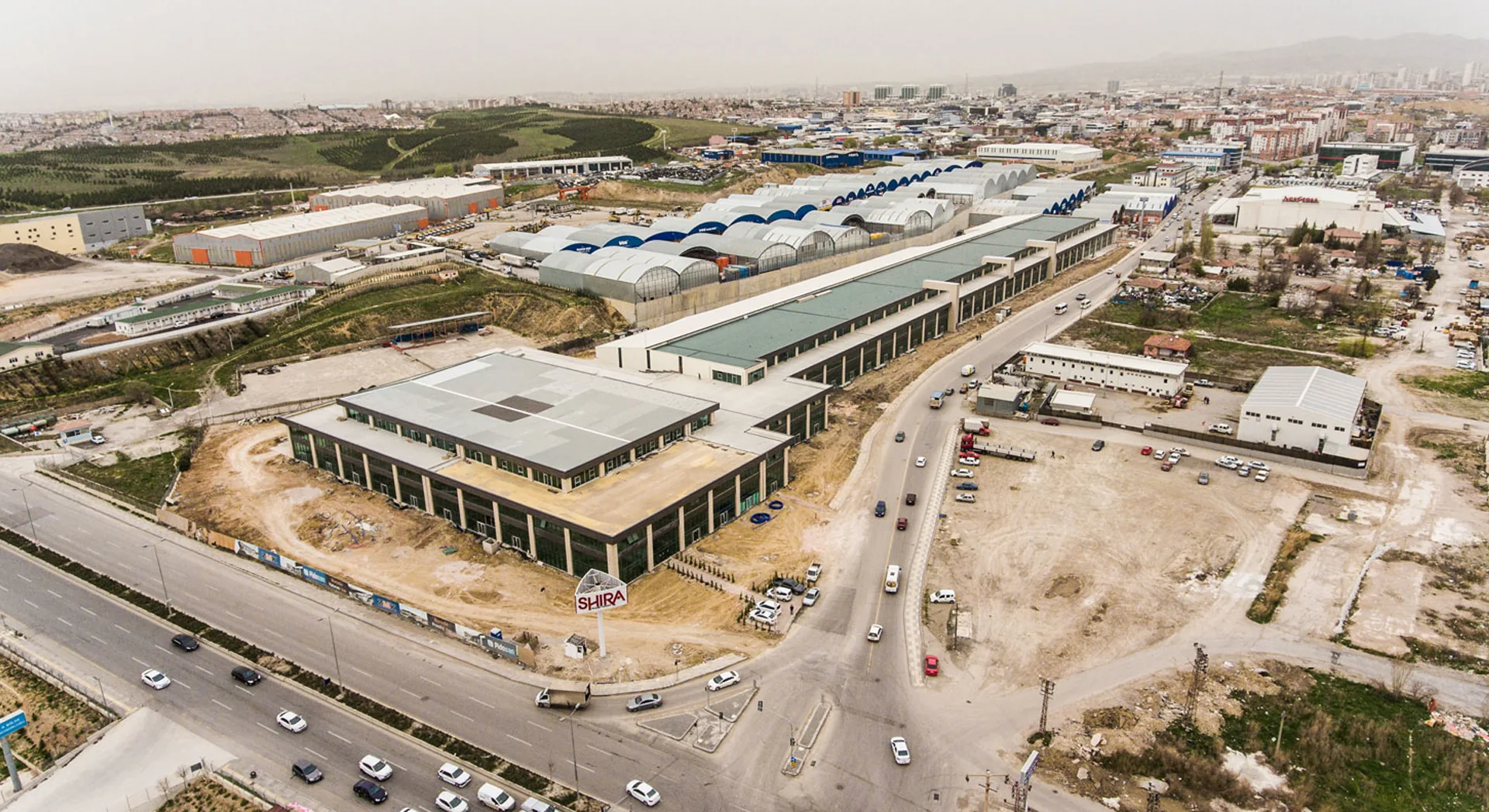 Shira Ticaret Merkezi yapılarının ve açık ticaret aksının gerçek hava fotoğrafı