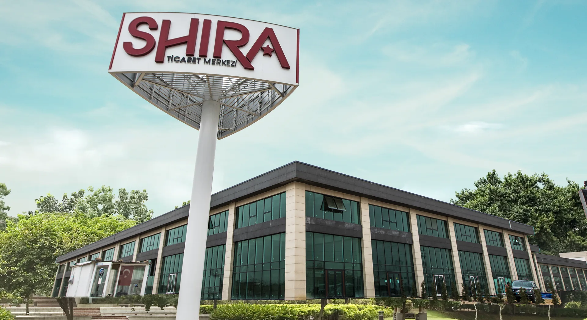 Shira Ticaret Merkezi cephesi ve ana marka işareti